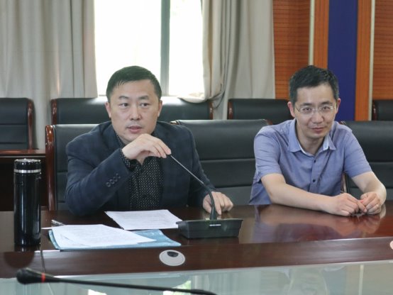 图片包含 室内, 人, 桌子, 窗户&#xA;&#xA;描述已自动生成