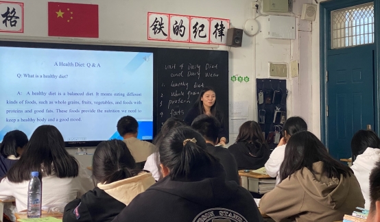 一群人在餐厅里&#xA;&#xA;描述已自动生成