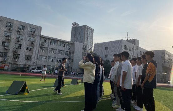 一群人站在建筑前的草地上&#xA;&#xA;中度可信度描述已自动生成
