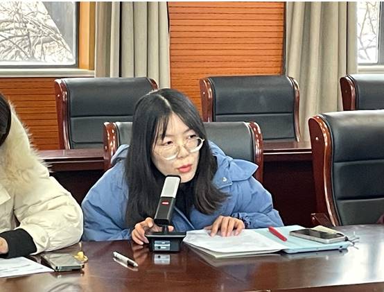 桌子前坐着的人
低可信度描述已自动生成